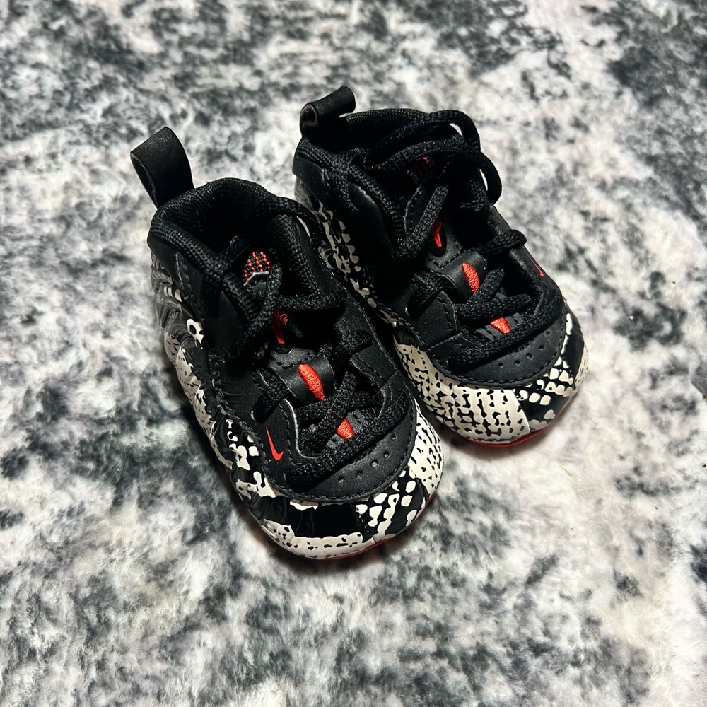 Nike - Picture 2 of 3